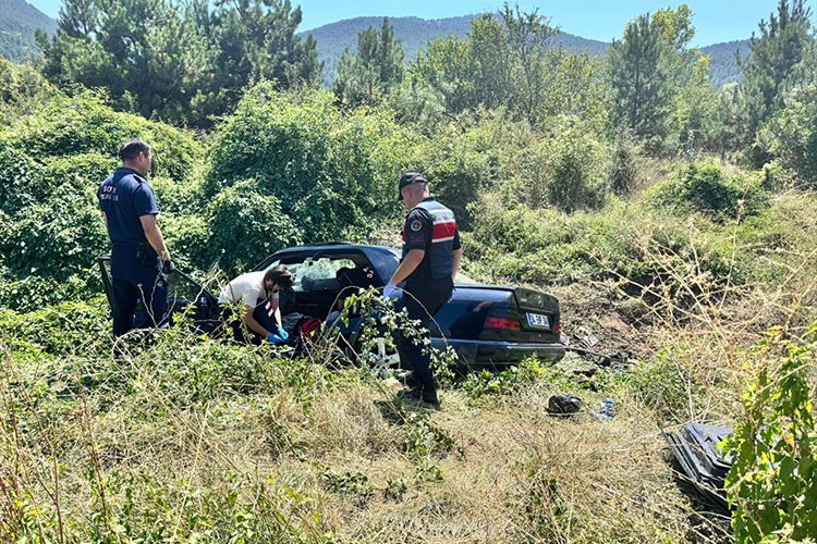 Devrilen otomobildeki 1 kişi öldü, 1 kişi yaralandı