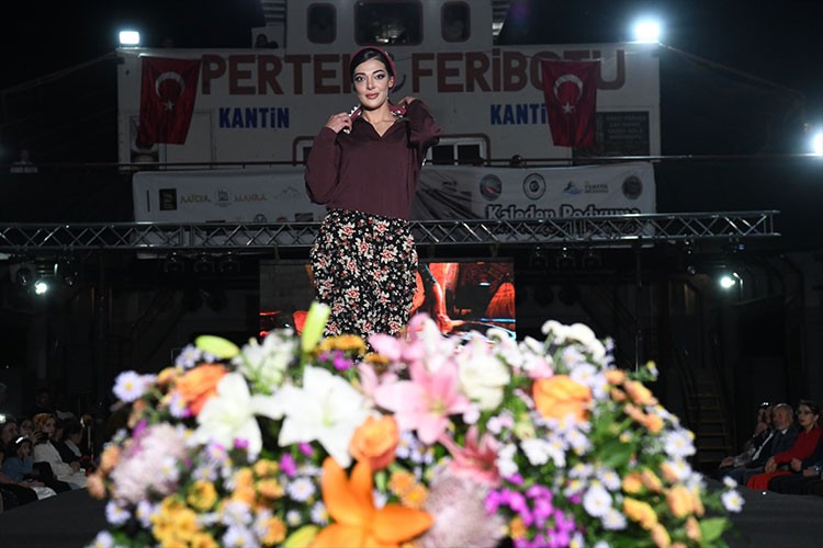 Tunceli'de "Kaleden Podyuma, Bir Pertek Rüyası Defilesi" yapıldı