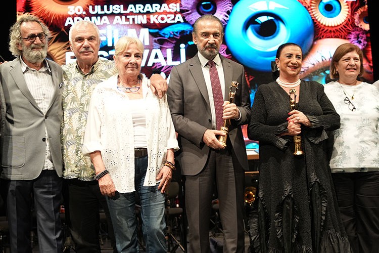 Onur ödülleri Perran Kutman ve Cihan Ünal'a