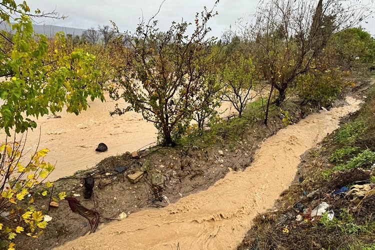 Çanakkale'de debisi yükselen Kepez Çayı taştı