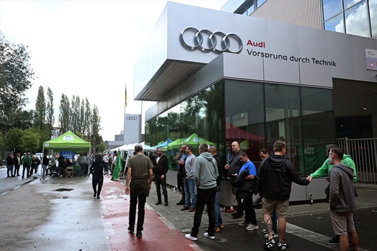 Audi çalışanları 300 aracın anahtarını teslim etti