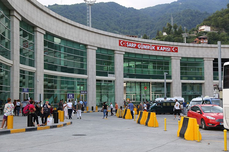 Sarp'tan bayramda 69 bin 610 yolcu geçti