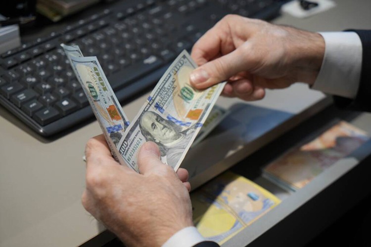 Dolar 46.49'dan açıldı