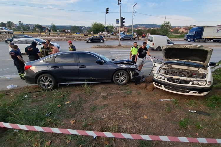 Kocaeli'de iki otomobilin çarpıştı, 3 kişi yaralandı