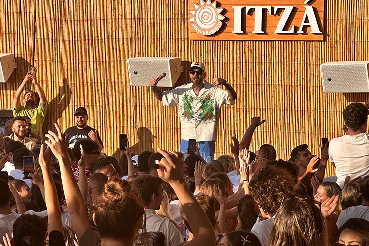 Hadise ile görüntülü düet yaptı