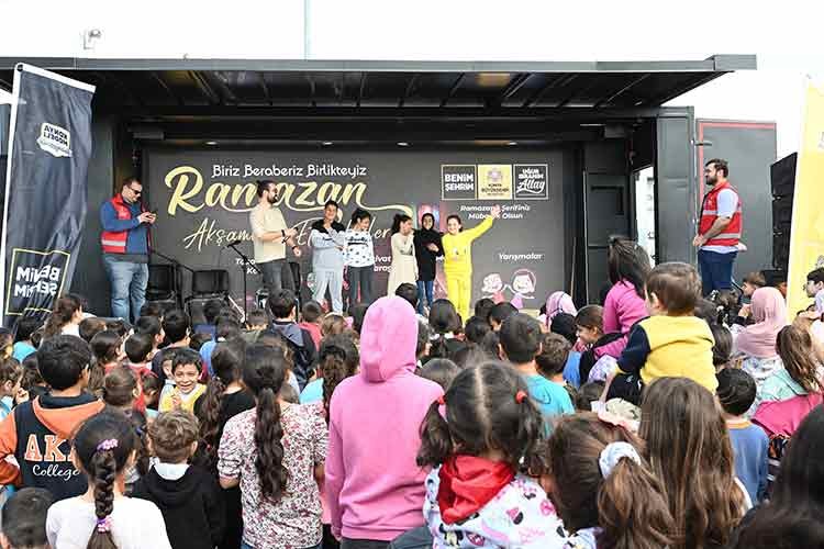 Mobil Ramazan etkinlik TIR'ı depremzedelerle