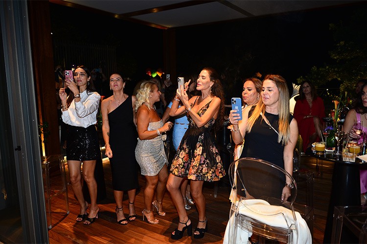 Havuz başında yaza veda partisi