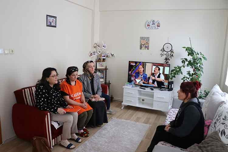 KADEM Edirne'de yaşayan depremzedelere yardımlarda bulunuyor