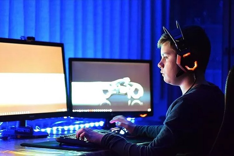 Kulaklık kullanan ergenlerde işitme kaybı görülme oranı artıyor