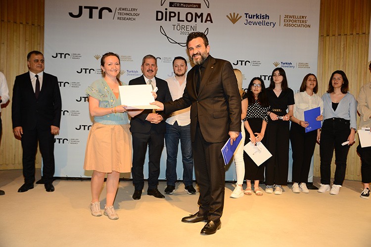 700 pırlanta uzmanı diplomasını aldı…