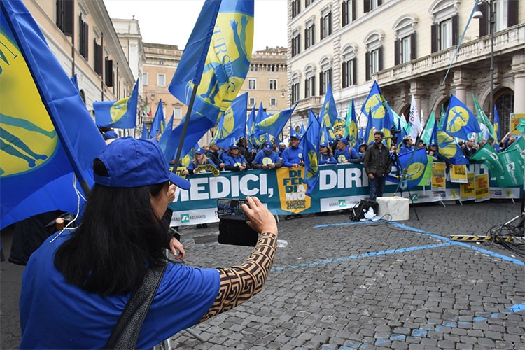 İtalya'da sağlık çalışanları 24 saatlik greve gitti