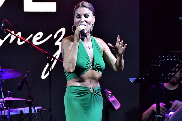 Dinleyicisiyle özlem giderdi