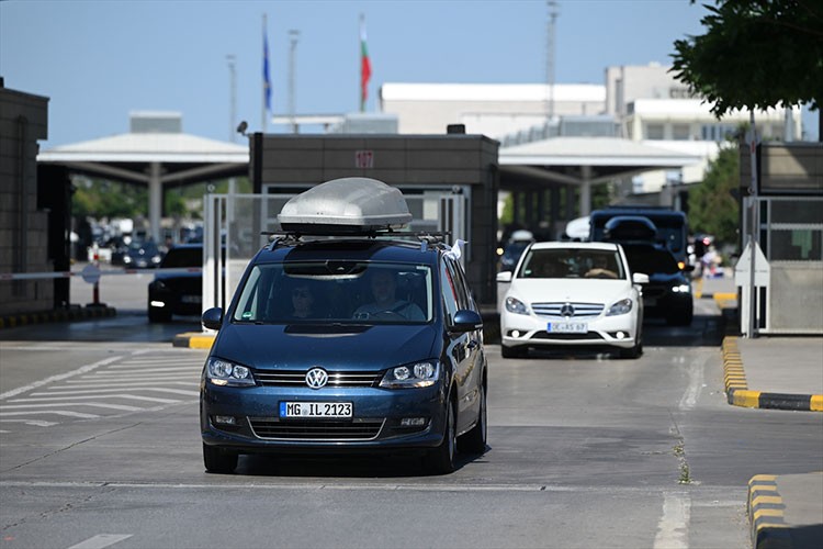 Gurbetçilerin sınır kapılarından yurda girişleri devam ediyor