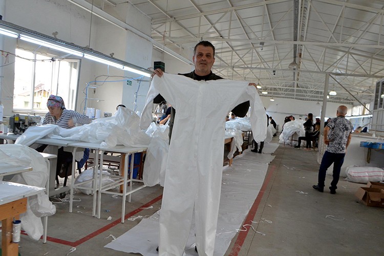 Siparişlerine yetişmeye çalışıyor