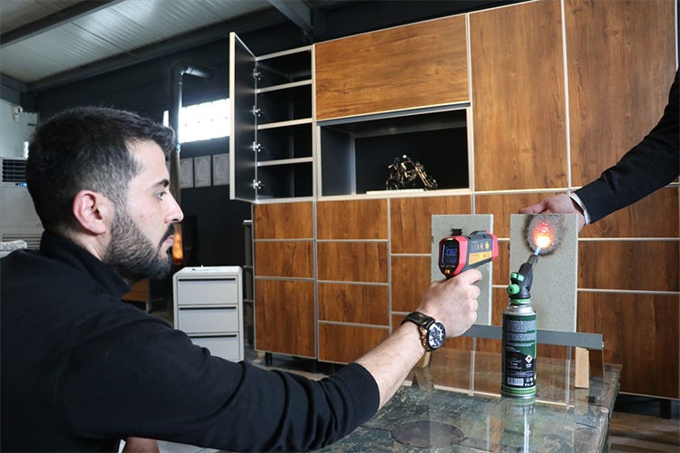 Doğal minerallerden "yanmaz ahşap" üretti