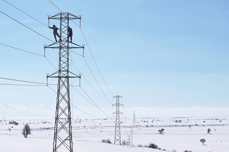 Elektrik arıza ekipleri kara kışta zorlu mesaide