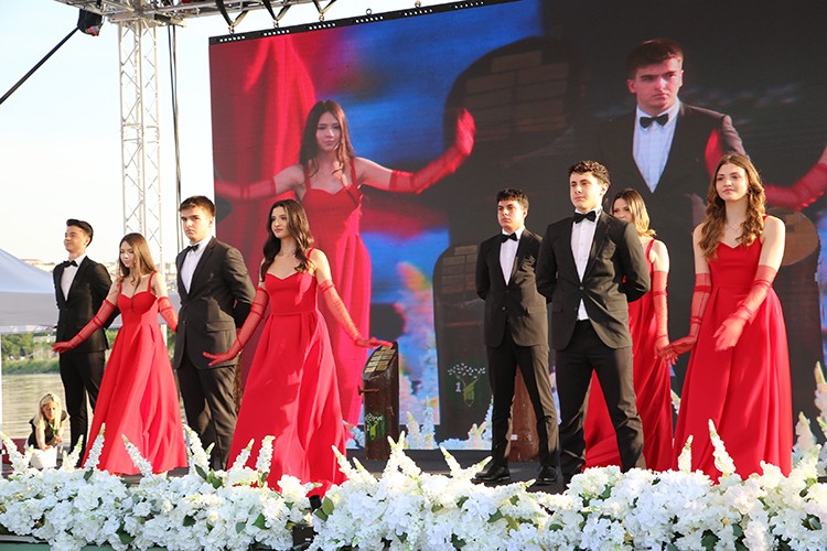Doğa Koleji'nde mezuniyet gururu