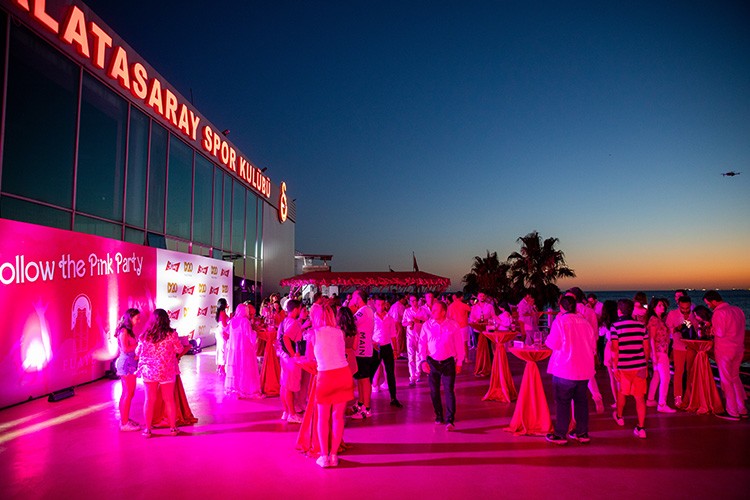 Pembe gün batımına pembe parti eşlik etti