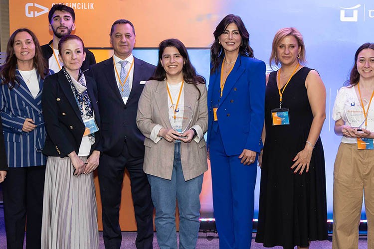 ÜNLÜ & Co Kadın Teknoloji Girişimcileri Akademisi İlk Mezunlarını Verdi