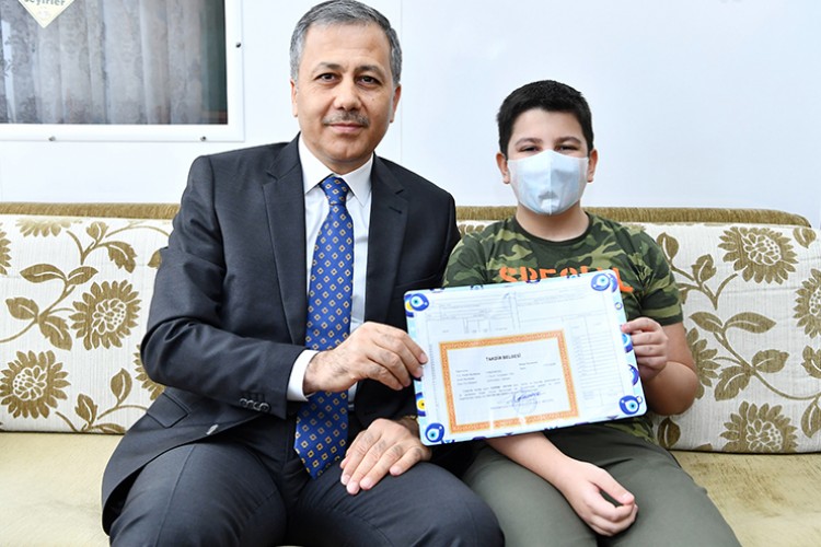 Hastanede karne dağıttı