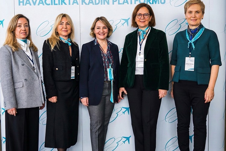 Havacılığın kadın liderleri genç kuşak ile gökyüzünde iz bırakmak için buluştu