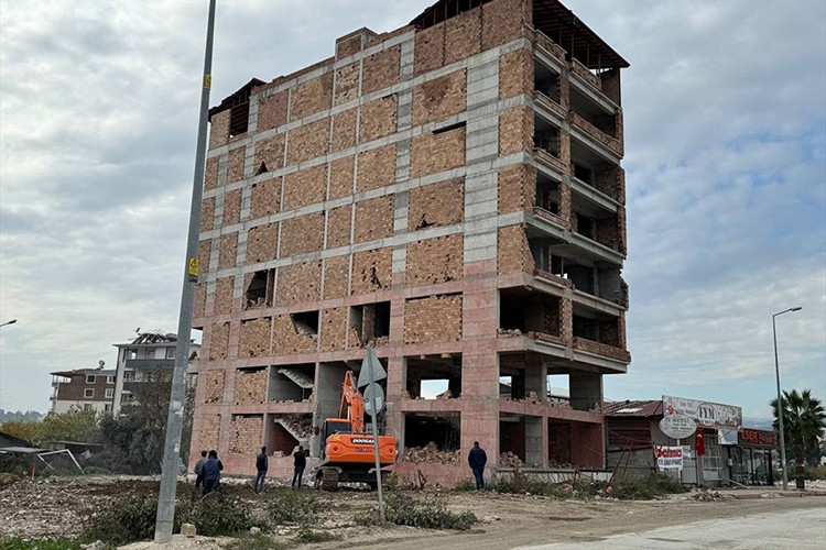 Hatay'da depremlerde hasar alan 3 bina kontrollü yıkıldı