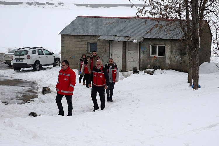 "Kırmızı yelekliler" ihtiyaç sahiplerine ulaşıyor