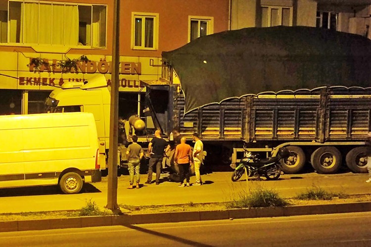 Freni boşalan TIR araçlara çarparak durdu