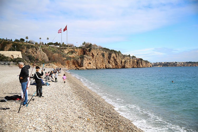 Antalya sahillerinde yeni yılın ilk hafta sonunda yoğunluk yaşandı