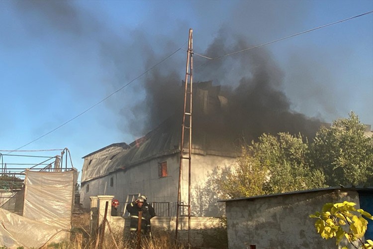 Antalya'da kağıt fabrikasında yangın çıktı