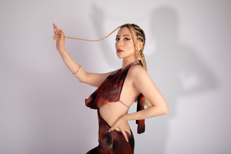 Sera Tübek'ten Yeni Bir Hit