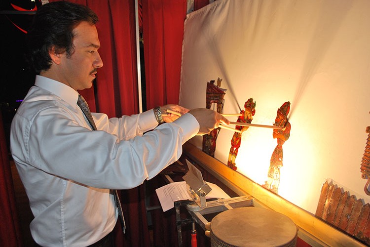 Karagöz Amerika'yı fethetmeye gitti