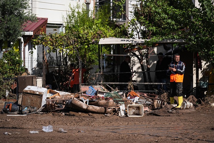 İzmir Foça'daki afetin yaraları sarılıyor