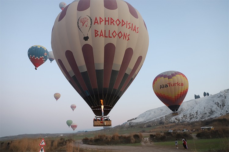 Pamukkale'de turizm sıcak hava balonlarıyla "havalanıyor"