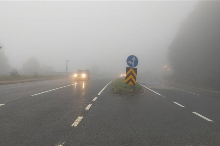 Bolu Dağı geçişinde etkili olan sis görüş mesafesini azalttı