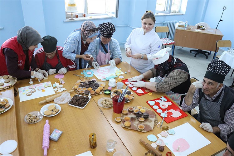 Özel gereksinimli bireyler pasta ve kurabiye yaparak sosyalleşiyor