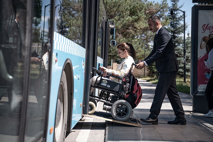 Mobil uygulama sayesinde engelsiz yolculuk yapıyor