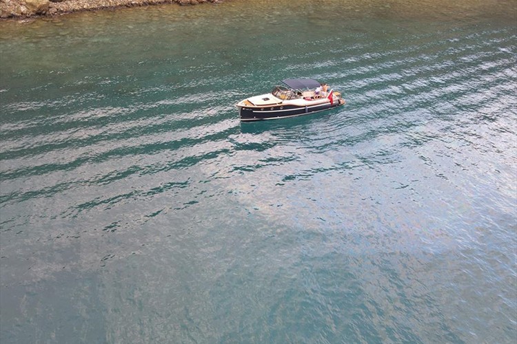 Antalya'da denizi kirleten tekne seferden men edildi