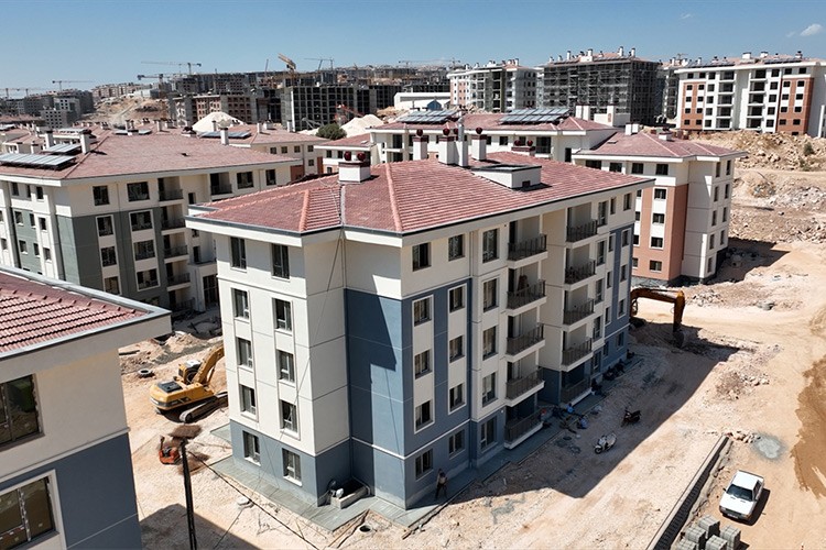 Deprem konutlarının inşası sürüyor