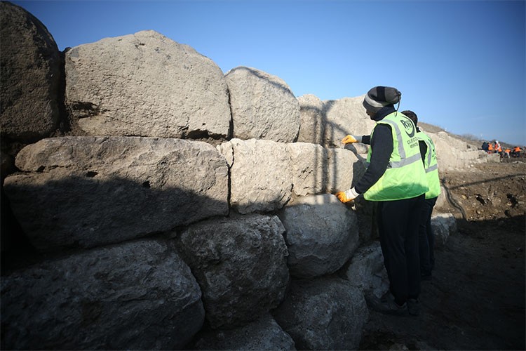 2 bin 700 yıllık sur bulundu