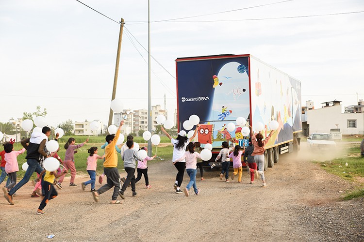 Gezici tır deprem bölgesindeki çocuklarla buluştu