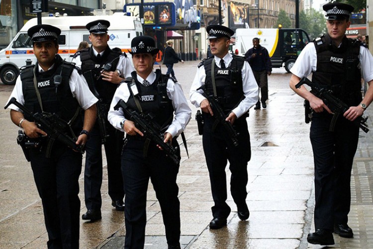 Londra polisi geçinebilmek için ek iş yapıyor