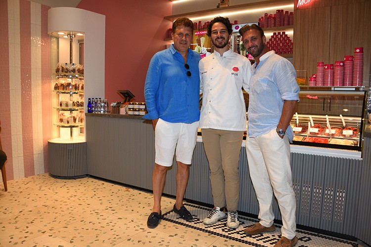 Dondurma dükkanı açılışına ünlü akını