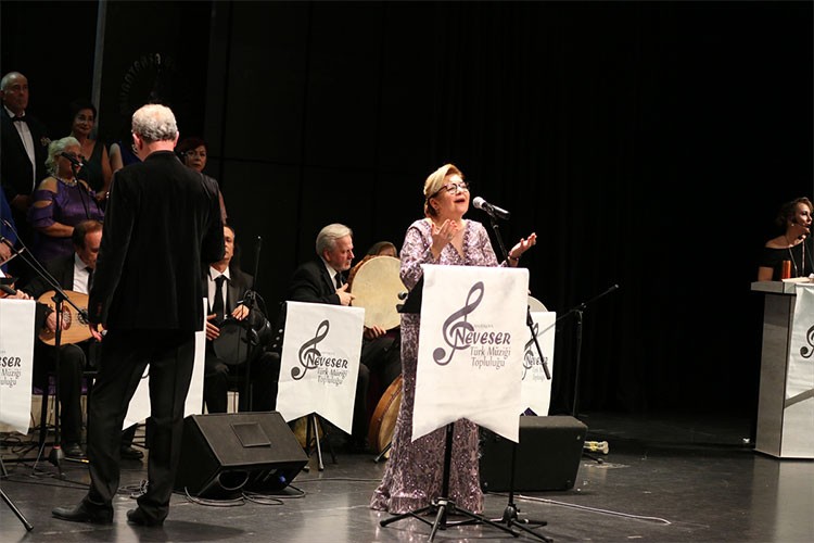 "Solist muhtar" sesiyle çevresine moral kaynağı oluyor