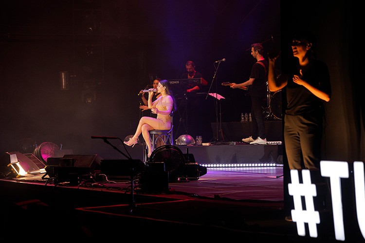 İşaret diliyle Simge Sağın konseri