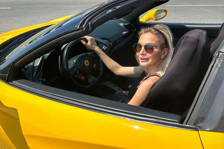 Dubai'de yolların tozunu attırdı