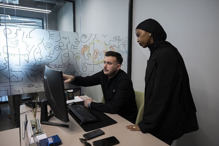 Kurduğu şirketle firmaları ihracata hazırlıyor