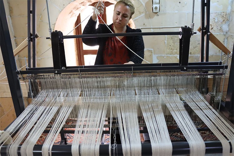 Şanlıurfalı kadınlar ehram dokumasını günlük yaşama uyarladı