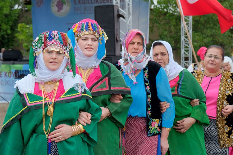 Kırklareli'nde "gelin başı çatma" geleneği canlandırıldı