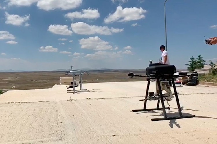 Bomba atar kuşandı...